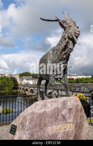 Eine Puc-Ri, Bronze-Statue von König Puck in Killorglin, County Kerry, Irland Stockfoto