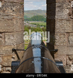 Suchen Sie den Lauf der Kanone in Richtung der National Wallace Monument Stockfoto