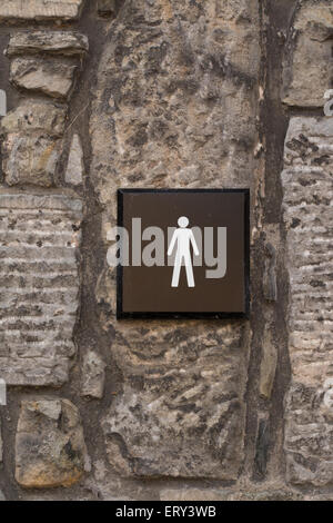 Herren WC Schild an Steinmauer - Schottland, UK Stockfoto