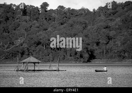 Ein Solo-Mann seine Kanu Angeln in Lake Buyan Rudern Stockfoto