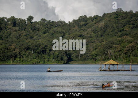 Ein Mann Rudern Kanu in Lake Buyan, Bali Stockfoto