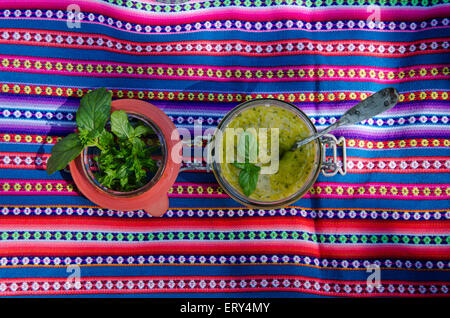 Pudding mit Mango und Minze Püree Stockfoto