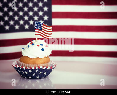 Patriotische 4. Juli Cupcake mit amerikanische Flagge Stockfoto