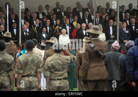 London, UK. 9. Juni 2015. Königin Elizabeth II. besucht Gurkha 200 Jahr Festzug feiert 200 Jahre Dienst zusammen mit dem Sultan von Brunei, Prinz Charles und Prinz Harry in der Chelsea-Kaserne. Bildnachweis: JOHNNY ARMSTEAD/Alamy Live-Nachrichten Stockfoto