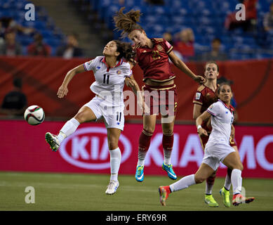 Montreal, Kanada. 9. Juni 2015. Raquel Rodrriguez Cedeno von Costa Rica (L) und Alexia Putellas von Spanien Kopf den Ball während dem Gruppenspiel E bei der 2015 FIFA Frauen WM in Montreal, Kanada, am 9. Juni 2015. Das Spiel endete mit einem 1: 1-Unentschieden. Bildnachweis: Xinhua/Alamy Live-Nachrichten Stockfoto