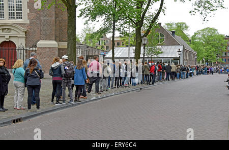 Eine lange Schlange, die Anne Frank House in Amsterdam, Holland zu sehen. Stockfoto