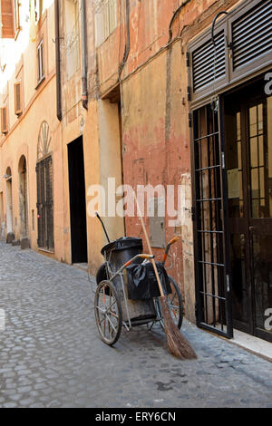 Eine Straße sauberer ist Ausrüstung auf eine schmale Seitenstraße in Sant ' Angelo, Bezirk von Rom. Stockfoto