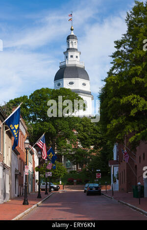 Ein Blick auf Francis Street bis zur Kuppel des Maryland State House in Annapolis, Maryland. Stockfoto