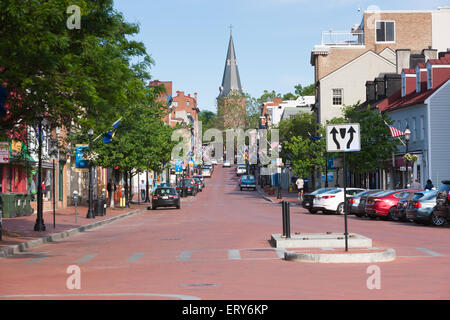 Ein Blick auf Main Street, der Turm der St.-Annen Episcopal Church in Annapolis, Maryland. Stockfoto