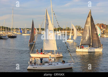 Yachten und Segelboote Segeln am Spa Creek, Rückkehr von Mittwoch Nacht Rennaktivitäten in Annapolis, Maryland. Stockfoto