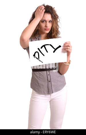 Junge attraktive Frau mit Papier mit dem Mitleid Text auf weißem Hintergrund Stockfoto