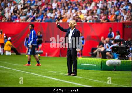 Vancouver, Kanada. 9. Juni 2015.  Der Schweiz Trainer Martina Voss-Tecklenburg in der ersten Runde match zwischen Japan und der Schweiz von der FIFA Frauen WM Kanada 2015 im BC Place Stadium. Japan gewann das Spiel 1: 0. Bildnachweis: Matt Jacques/Alamy Live-Nachrichten Stockfoto