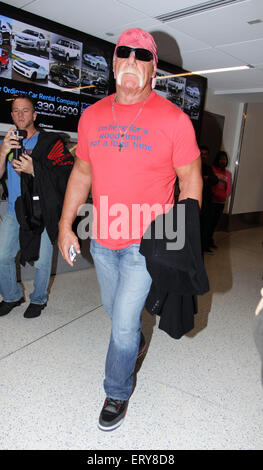 Hulk Hogan und professionellen Wrestling-Manager Jimmy Hart kommen am Los Angeles International Airport (LAX) Featuring: Hulk Hogan wo: Los Angeles, California, Vereinigte Staaten von Amerika bei: 5. Dezember 2014 Credit: WENN.com Stockfoto