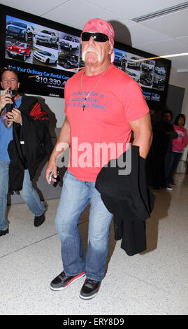 Hulk Hogan und professionellen Wrestling-Manager Jimmy Hart kommen am Los Angeles International Airport (LAX) Featuring: Hulk Hogan wo: Los Angeles, California, Vereinigte Staaten von Amerika bei: 5. Dezember 2014 Credit: WENN.com Stockfoto