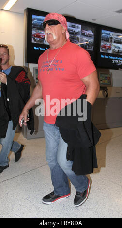 Hulk Hogan und professionellen Wrestling-Manager Jimmy Hart kommen am Los Angeles International Airport (LAX) Featuring: Hulk Hogan wo: Los Angeles, California, Vereinigte Staaten von Amerika bei: 5. Dezember 2014 Credit: WENN.com Stockfoto