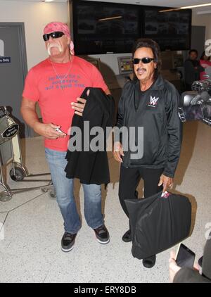 Hulk Hogan und professionellen Wrestling-Manager Jimmy Hart kommen am Los Angeles International Airport (LAX) Featuring: Hulk Hogan, Jimmy Hart wo: Los Angeles, California, Vereinigte Staaten von Amerika bei: 5. Dezember 2014 Credit: WENN.com Stockfoto