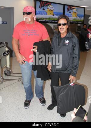 Hulk Hogan und professionellen Wrestling-Manager Jimmy Hart kommen am Los Angeles International Airport (LAX) Featuring: Hulk Hogan, Jimmy Hart wo: Los Angeles, California, Vereinigte Staaten von Amerika bei: 5. Dezember 2014 Credit: WENN.com Stockfoto