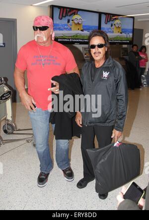 Hulk Hogan und professionellen Wrestling-Manager Jimmy Hart kommen am Los Angeles International Airport (LAX) Featuring: Hulk Hogan, Jimmy Hart wo: Los Angeles, California, Vereinigte Staaten von Amerika bei: 5. Dezember 2014 Credit: WENN.com Stockfoto