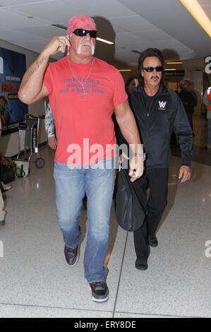 Hulk Hogan und professionellen Wrestling-Manager Jimmy Hart kommen am Los Angeles International Airport (LAX) Featuring: Hulk Hogan, Jimmy Hart wo: Los Angeles, California, Vereinigte Staaten von Amerika bei: 5. Dezember 2014 Credit: WENN.com Stockfoto