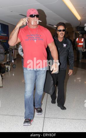 Hulk Hogan und professionellen Wrestling-Manager Jimmy Hart kommen am Los Angeles International Airport (LAX) Featuring: Hulk Hogan, Jimmy Hart wo: Los Angeles, California, Vereinigte Staaten von Amerika bei: 5. Dezember 2014 Credit: WENN.com Stockfoto