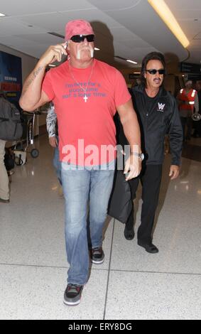 Hulk Hogan und professionellen Wrestling-Manager Jimmy Hart kommen am Los Angeles International Airport (LAX) Featuring: Hulk Hogan, Jimmy Hart wo: Los Angeles, California, Vereinigte Staaten von Amerika bei: 5. Dezember 2014 Credit: WENN.com Stockfoto