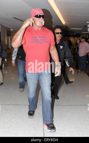 Hulk Hogan und professionellen Wrestling-Manager Jimmy Hart kommen am Los Angeles International Airport (LAX) Featuring: Hulk Hogan, Jimmy Hart wo: Los Angeles, California, Vereinigte Staaten von Amerika bei: 5. Dezember 2014 Credit: WENN.com Stockfoto