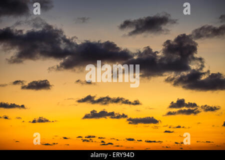 Sunset / Sunrise schönen Himmel mit Wolken Stockfoto