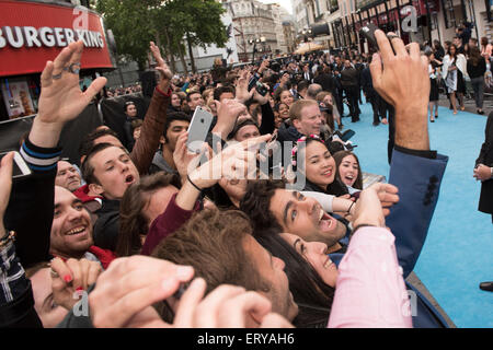 London, UK. 9. Juni 2015. Adrian Grenier verbindet Fans für eine Gruppe Selfie auf der Londoner Premiere des Films Entourage in Leicester Square. Bildnachweis: Peter Manning/Alamy Live-Nachrichten Stockfoto