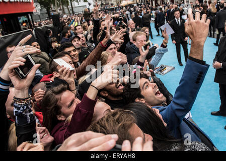 London, UK. 9. Juni 2015. Adrian Grenier verbindet Fans für eine Gruppe Selfie auf der Londoner Premiere des Films Entourage in Leicester Square. Bildnachweis: Peter Manning/Alamy Live-Nachrichten Stockfoto