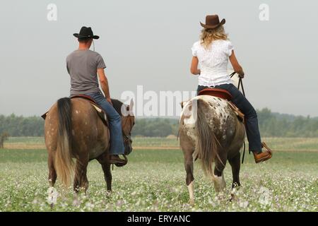 2 Reiter mit Pferden Stockfoto