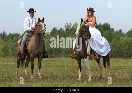 2 Reiter mit Pferden Stockfoto