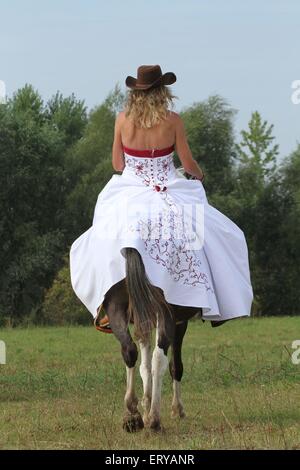 Frau reitet Pintaloosa Stockfoto