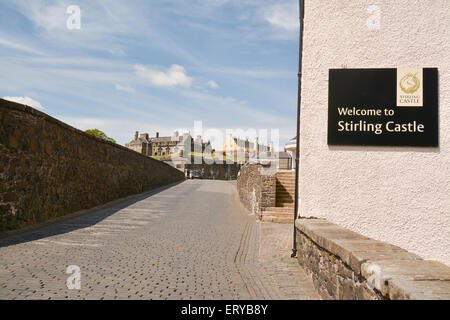 Willkommen Sie bei Stirling Castle Zeichen auf Stirling Wynd - gepflasterten Ansatz nach Stirling Castle Stockfoto