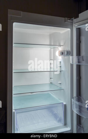 keine Lebensmittel im Kühlschrank: ein kaltes Licht in einem leeren Kühlschrank Stockfoto
