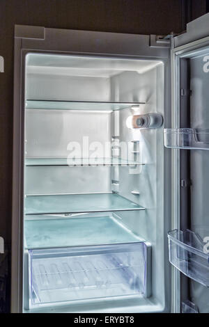 keine Lebensmittel im Kühlschrank: ein kaltes Licht in einem leeren Kühlschrank Stockfoto