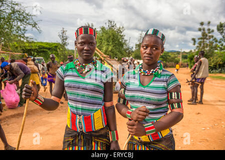 Zwei Mädchen vom Stamm Hamar mit traditionellen Schmuck zu einem beliebten lokalen Markt. Stockfoto