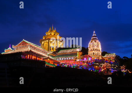 Wunderschön beleuchtete Kek Lok Si-Tempel in Penang während des chinesischen Neujahrs. Stockfoto