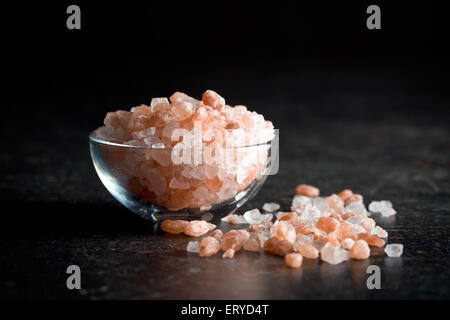 Himalaya-Salz in Schüssel auf Küchentisch Stockfoto