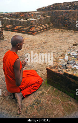 Beten an buddhistischen Mönch; Sarasvati; Uttar Pradesh; Indien Stockfoto