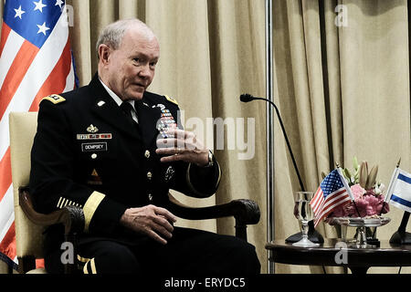 Jerusalem, Israel. 10. Juni 2015. General MARTIN DEMPSEY, US-Vorsitzender der Joint Chiefs Of Staff, Gesten, wie er in der Residenz des Präsidenten in Jerusalem spricht. Dempsey besuchte Israel im Rahmen der Obama-Administration Bemühungen um israelische Opposition gegen einen nuklearen Iran-Pakt zu erleichtern und um langfristige Erhaltung der qualitativen militärische Rand Israels in der Region zu gewährleisten. Bildnachweis: Nir Alon/Alamy Live-Nachrichten Stockfoto