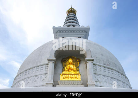 Goldene Statue von Lord Gautama Buddha; Buddhistischen Website; Vishwa Shanti (Frieden in der Welt) Stupa; Rajgir; Bihar; Indien Stockfoto