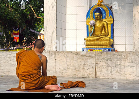 Mönch Statue von Gautam Buddha zu verehren; UNESCO World Heritage Mahabodhi Tempel; Bodhgaya; Bihar; Indien Stockfoto