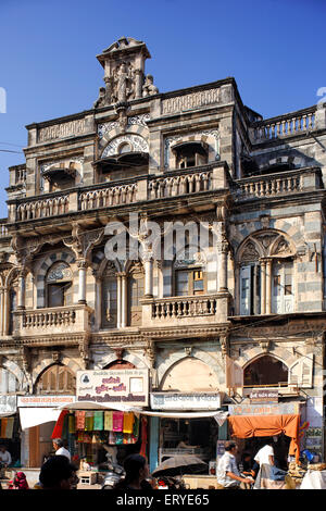 Altes Haus mit Göttin Lakshmi Skulptur auf Oberseite; Bhavnagar; Gujarat; Indien, asien Stockfoto