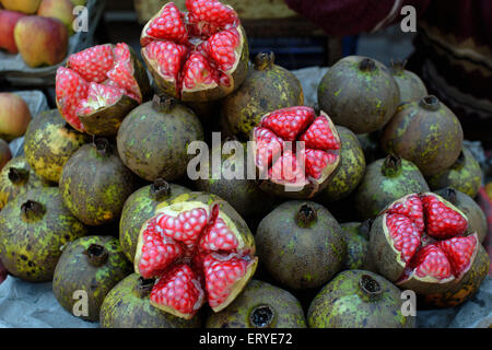 Offene Granatapfel Obst Display zum Verkauf ; Punica granatum , Bhavnagar , Gujarat ; Indien , Asien Stockfoto