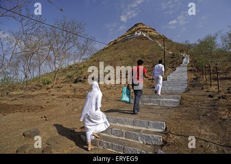 Anhänger Klettern Treppe der Höhle Tempel Shahs Jain Gajpanth Pahad Mahsrul; Nasik; Maharashtra; Indien Stockfoto