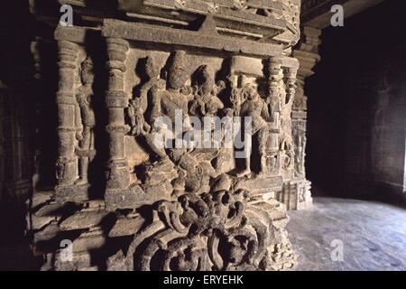 Statue auf Säule im Hemadpanti Gondeshvar Shiva-Tempel gebaut im elften Jahrhundert in der Stadt Sinnar geschnitzt; Bezirk Nasik Stockfoto