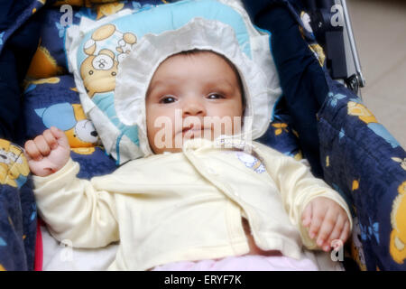 Baby im Kinderwagen; zwei Monate altes indisches Mädchen im Kinderwagen liegend, indien, asien, HERR#767 Stockfoto