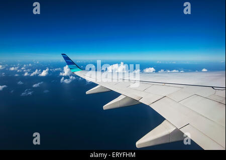 Flügel der Boeing 777-300ER, Garuda Air Stockfoto