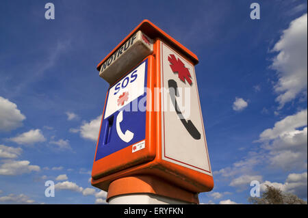 Am Straßenrand Notruftelefon an der B3 Straße, Ringsheim, Baden-Württemberg, Deutschland Stockfoto