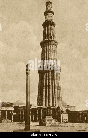 Qutub Minar Qutb Minar Qutab Minar Minarett und Siegesturm eiserne Säule Delhi Indien alter Jahrgang 1900s Bild Stockfoto